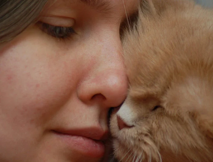 Mucki beim Schmusen...